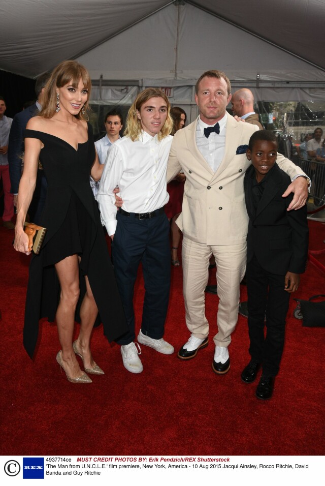 VIL BO MED PAPPA: Rocco rømte hjem til faren Guy Ritchie da han ble lei av å være med moren på turné. Her sammen med Ritchies kone Jacqui Ainsley og broren David. Foto: NTB scanpix VIL BO MED PAPPA: Rocco rømte hjem til faren Guy Ritchie da han ble lei av å være med moren på turné. Her sammen med Ritchies kone Jacqui Ainsley og broren David. Foto: NTB scanpix